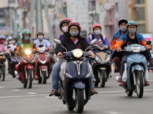 Kinh nghiệm lái xe máy trong thành phố: Giữ khoảng cách an toàn với xe phía trước